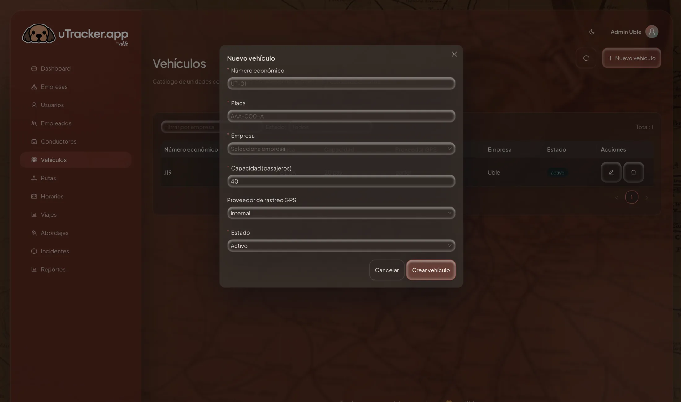 Interfaz móvil para conductores y empleados con acceso por número y PIN, mostrando viajes asignados, validación de abordaje y notificaciones